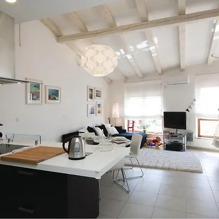 2 Bedroom In דירה Ližnjan