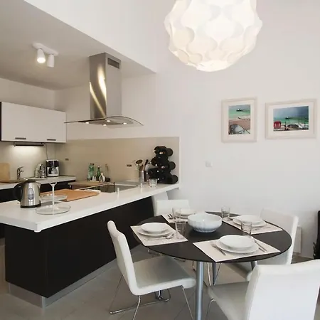 2 Bedroom In דירה