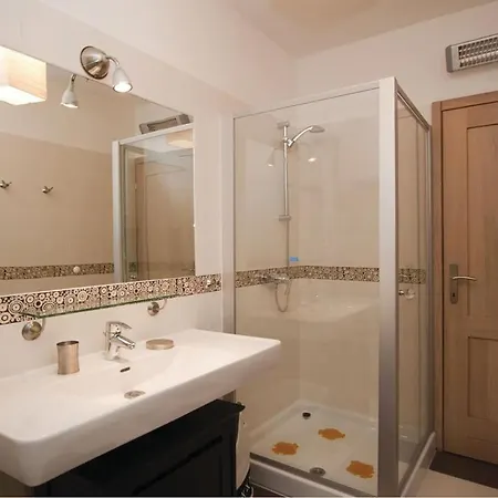 2 Bedroom In דירה *