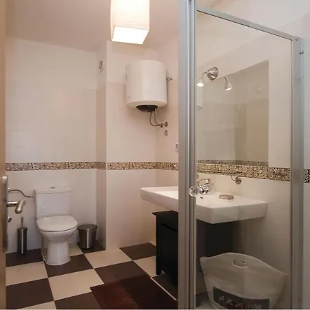 2 Bedroom In דירה Ližnjan